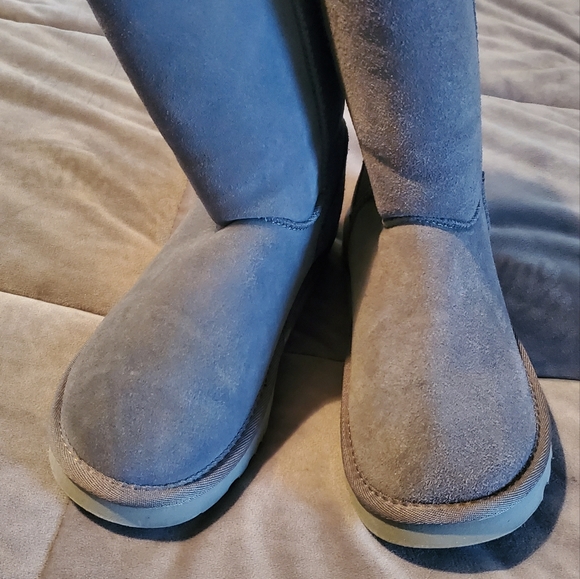 Ugg - Picture 3 of 6